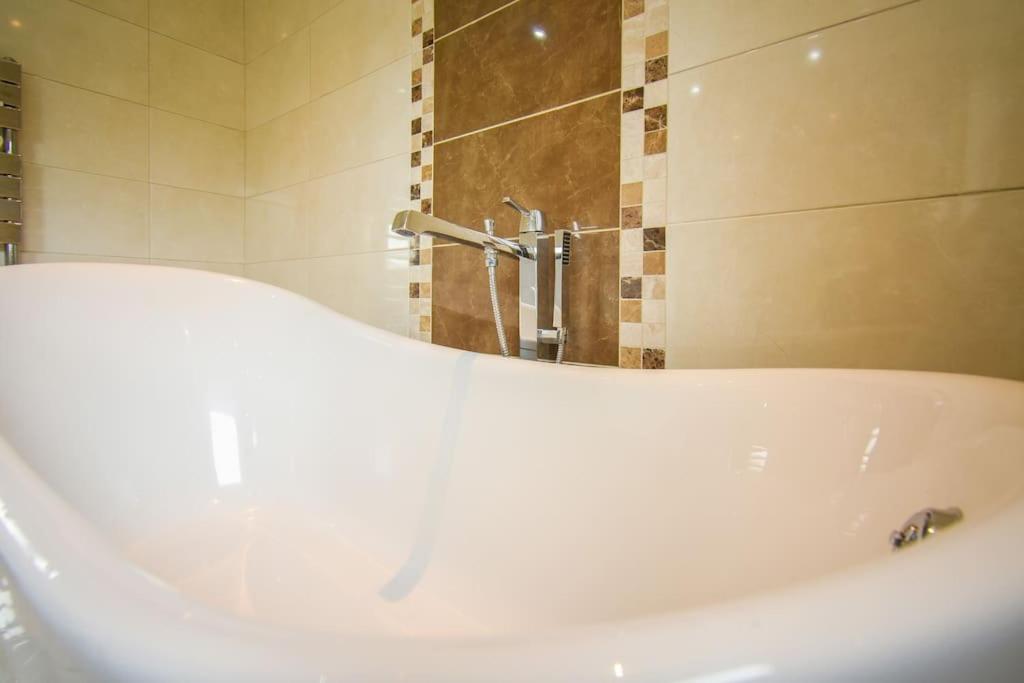 Luxurious & Tranquil Riverside Getaway Great Harwood エクステリア 写真
